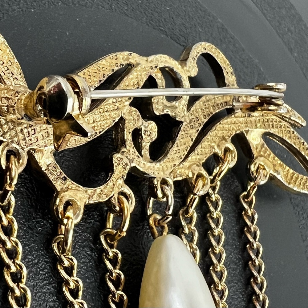 Vintage Gold Tone Brooch w/ Faux Pearl - Picture 6 of 9